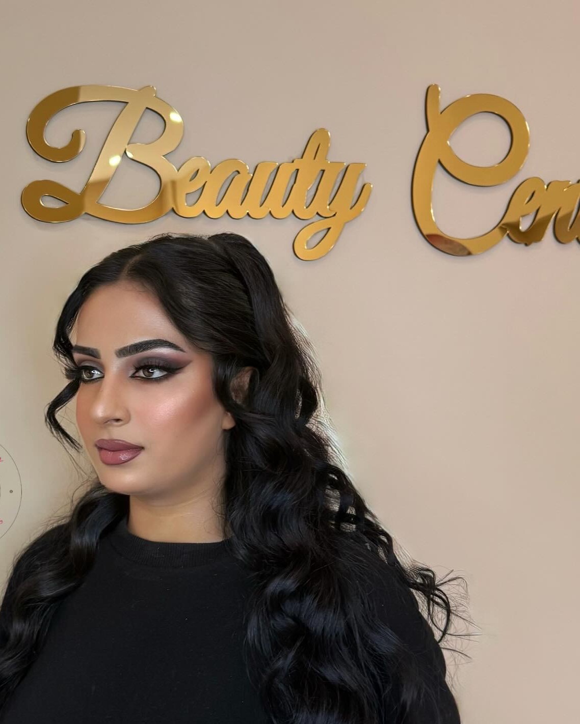 Make-up en lange krullen voor de gouden letters van de salon